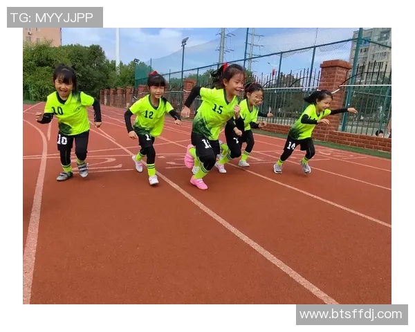 爱足球女孩的梦想与成长之路:在绿茵场上追逐青春与激情 爱足球女孩的梦想与成长之路:在绿茵场上追逐青春与激情